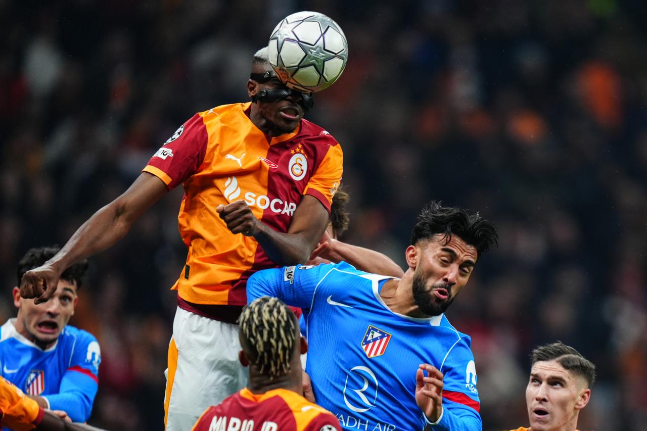 Galatasaray's Victor Osimhen (L) competes against Atletico Madrid's Nicolas Gonzalez (R) during the UEFA Champions League match at RAMS Park in Istanbul, Turkiye, January 21, 2026. (AA Photo)