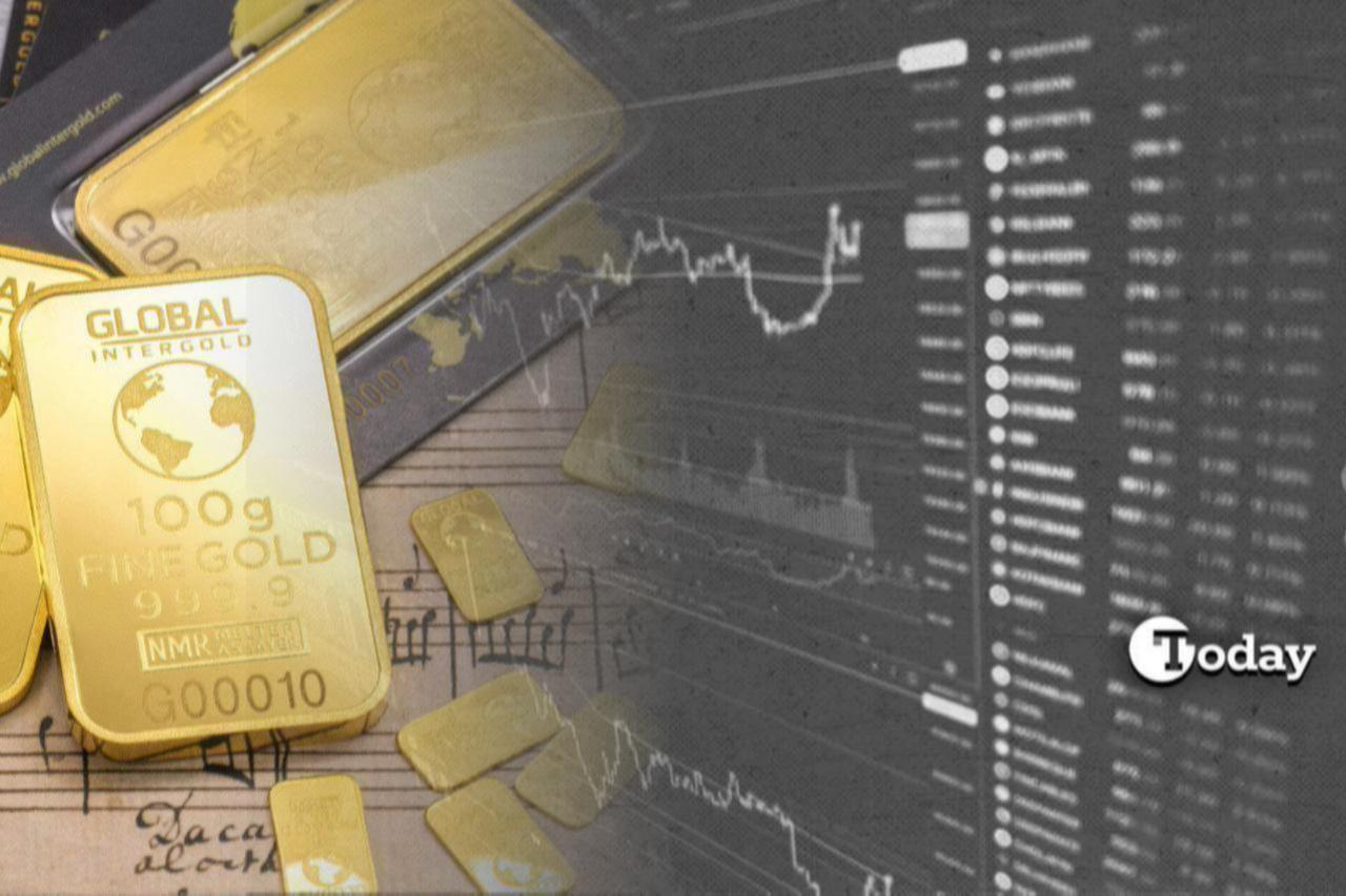 Gold hits record high as dollar falls 