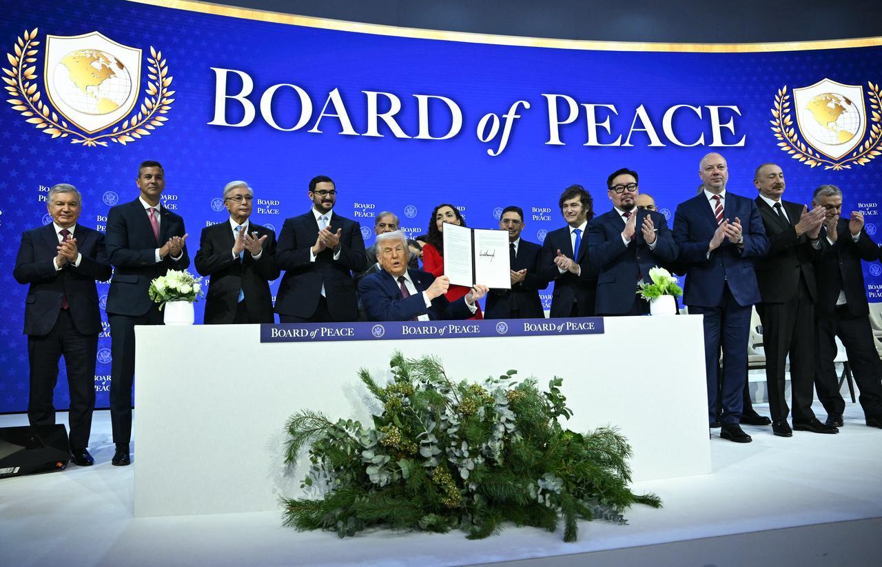 Leaders hold a signing of the founding charter at the "Board of Peace" meeting during the World Economic Forum (WEF) annual meeting in Davos on January 22, 2026. (AFP Photo)