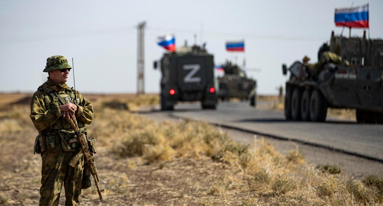 Soldiers of a Russian military convoy and their US counterparts exchange greetings as their patrol routes intersect in an oil field near Syria's al-Qahtaniyah town, Oct. 8, 2022. (AFP Photo)