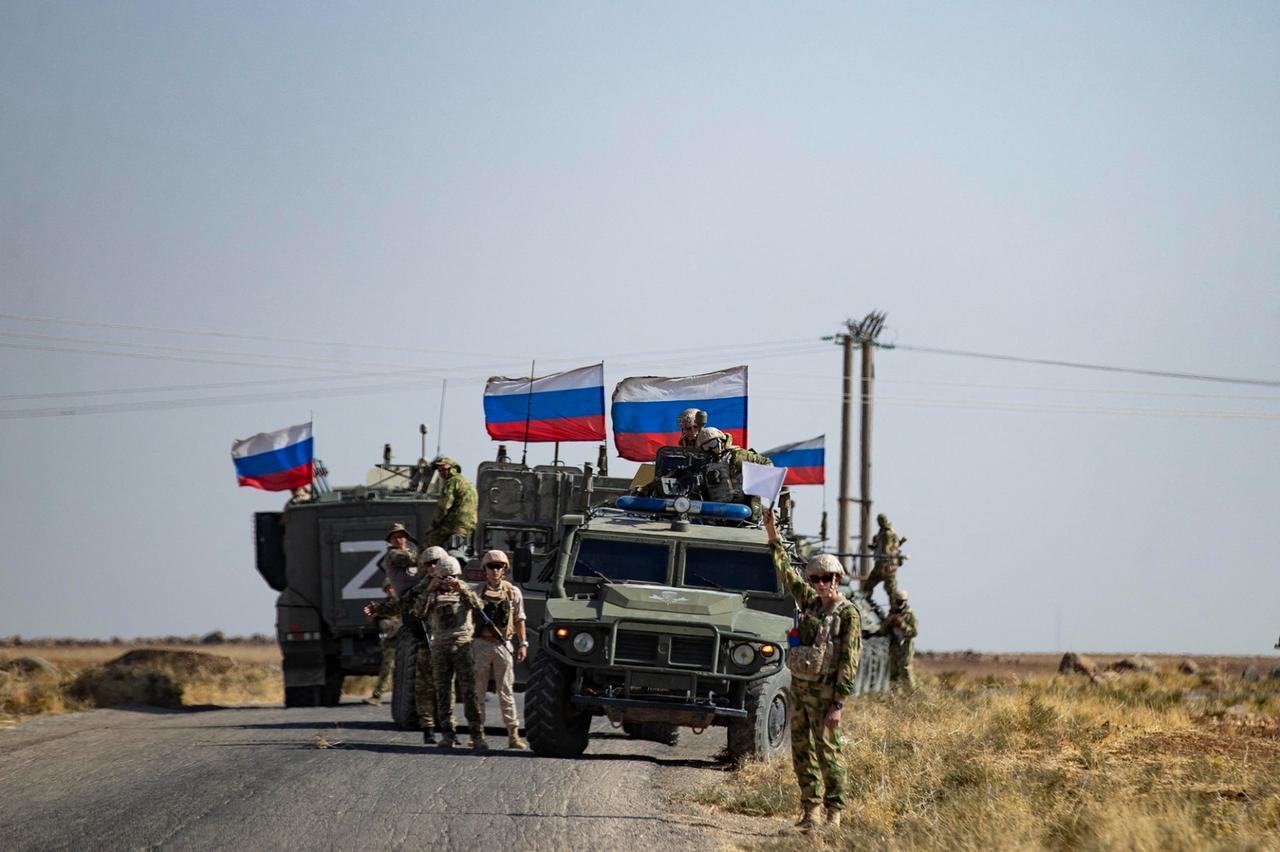 Soldiers of a Russian military convoy and their US counterparts exchange greetings as their patrol routes intersect in an oil field near Syria's al-Qahtaniyah town in the northeastern Hasakah, Oct. 8, 2022. (AFP Photo)