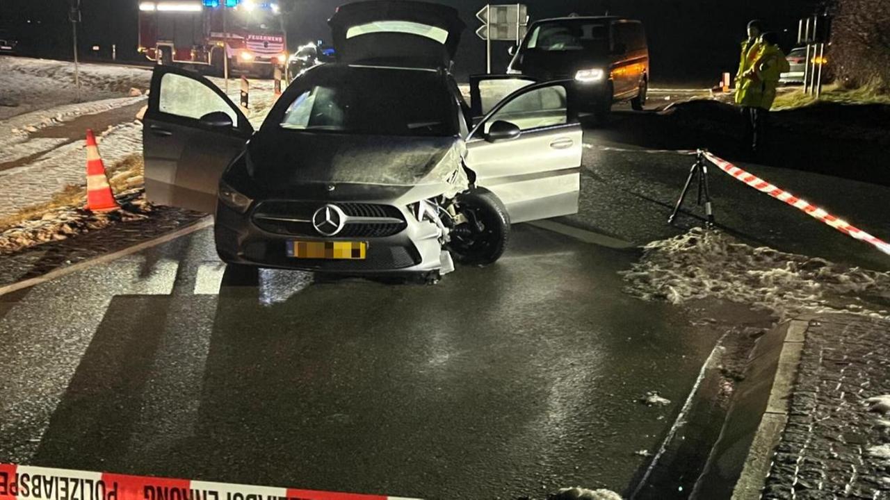 Vehicles and police officers are stopped on a street in Weißenburg after a chase. (Photo via dpa)
