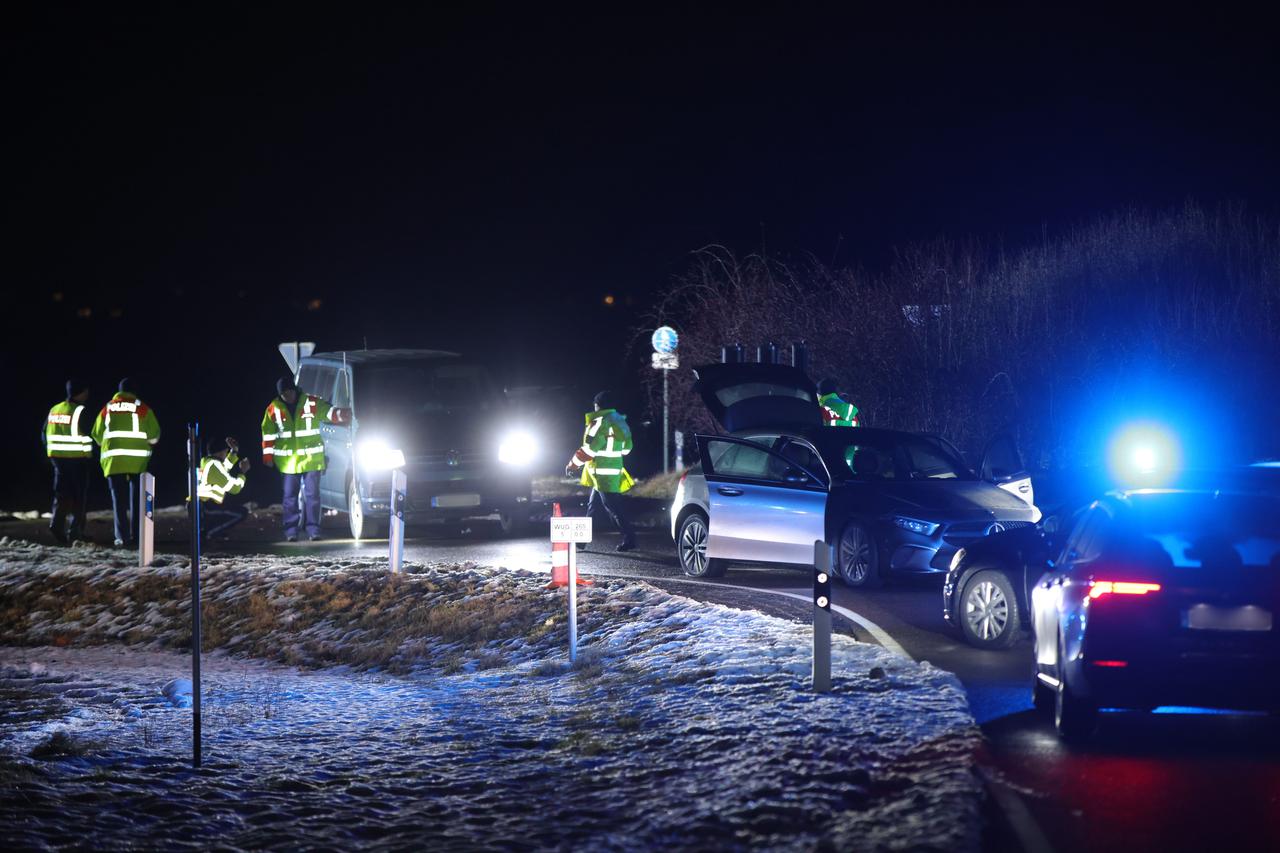 Vehicles and police officers are stopped on a street in Weißenburg after a chase. (Photo via dpa)