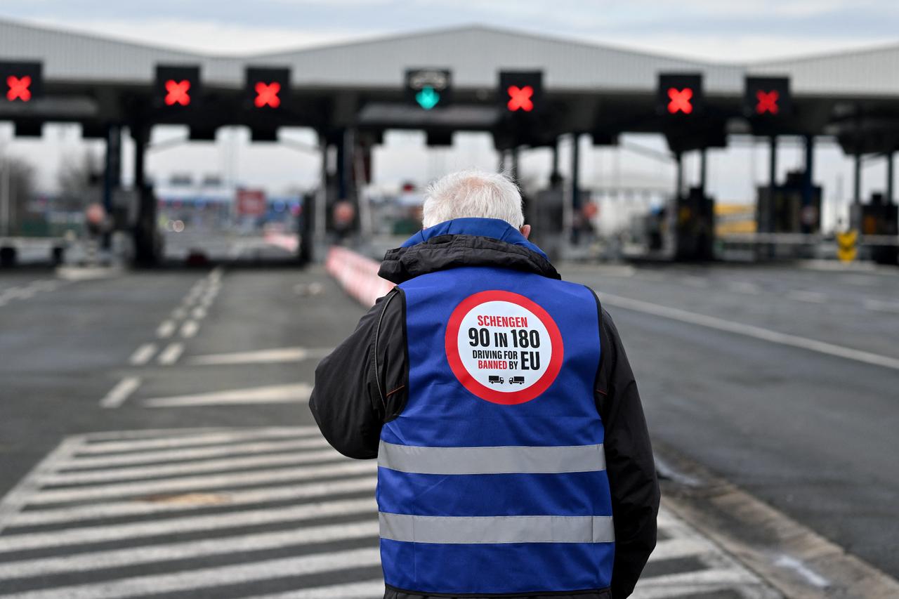 Balkan truckers choke EU borders over entry-exit rules