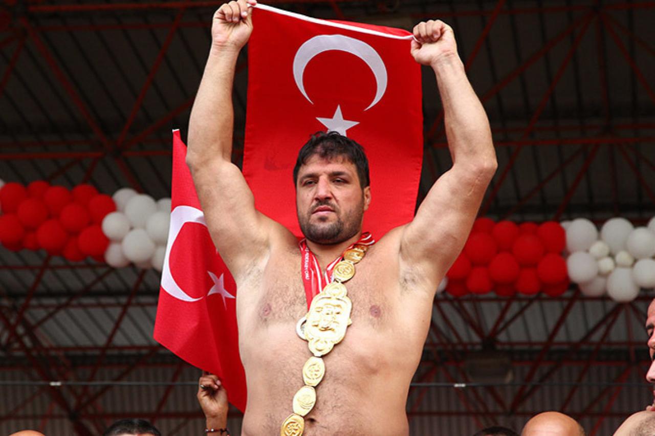 İsmail Balaban, known as “Sarı Fırtına” (Yellow Storm), shown as başpehlivan at the 2017 Kırkpınar Oil Wrestling Festival. Born in Elmalı, Antalya, Balaban has won the prestigious title twice, following in the footsteps of his twin brother Turan Balaban. (source: dmax.com.tr)