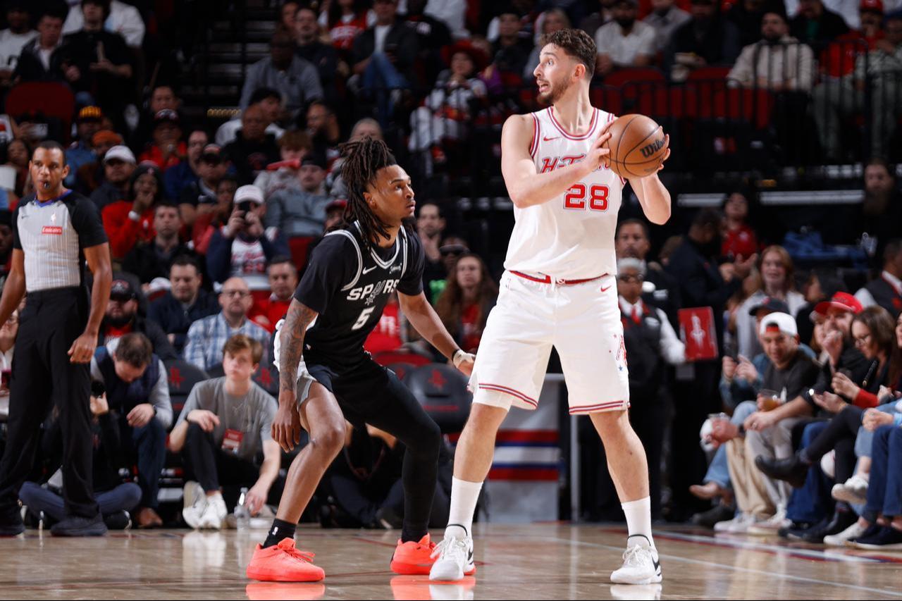 Alperen Sengun #28 of the Houston Rockets looks to pass the ball as Stephon Castle #5 of the San Antonio Spurs plays defense during the game at the Toyota Center in Houston, Texas, January 28, 2026. (AFP Photo)