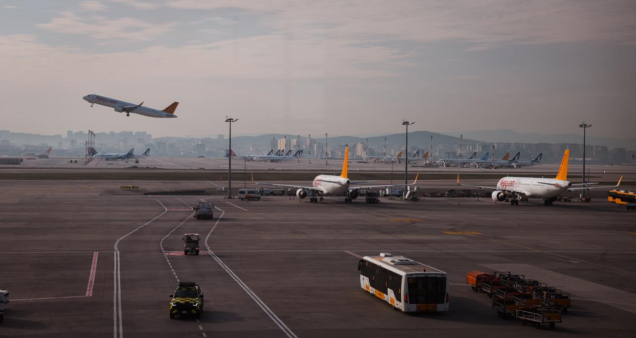 Numerous aircraft are seen at Istanbul airport as a plane takes off, illustrating travel activity during a clear morning, Istanbul, Türkiye, accessed on Jan. 29, 2026. (Adobe Stock Photo)