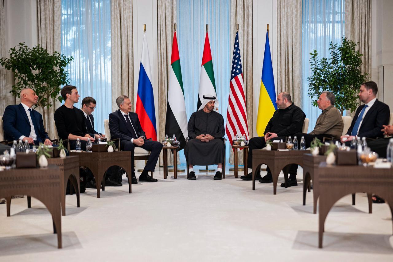 UAE President Sheikh Mohamed bin Zayed al-Nahyan (C) speaking with the heads of delegations participating in the UAE-hosted trilateral talks between the US, Russia and Ukraine, at the Al Shati Palace in Abu Dhabi on Jan. 23, 2026. (Photo by UAE PRESIDENTIAL COURT / AFP)