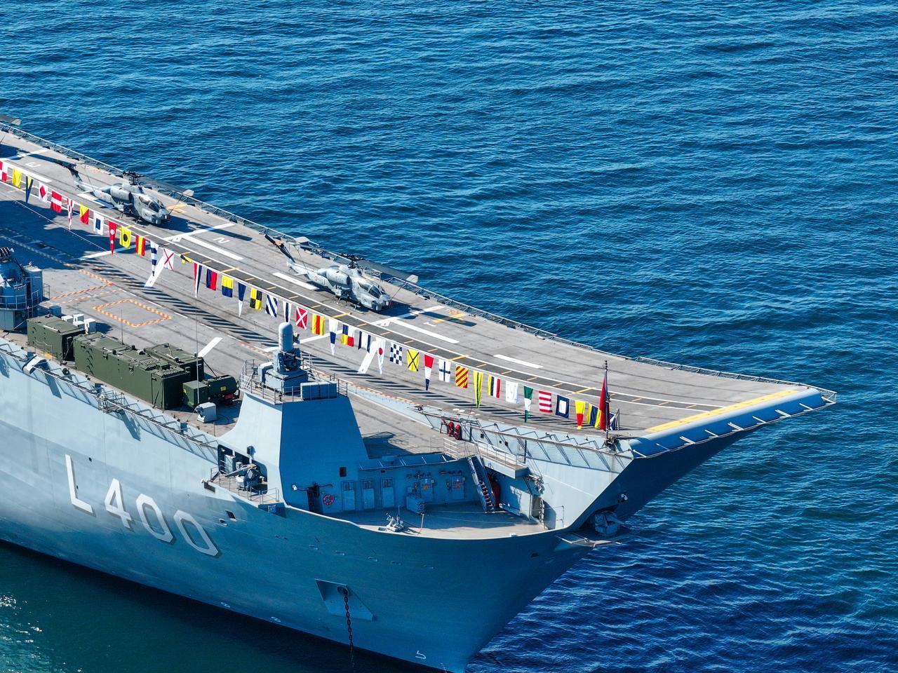 Türkiye's largest amphibious assault ship, the indigenously produced TCG Anadolu, takes its place at Atakoy Marina during IDEF 2025 in Istanbul, July 22, 2025. (AA Photo)