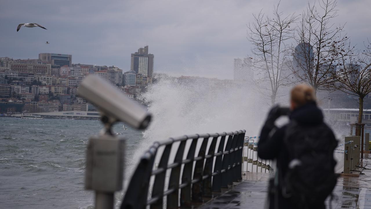 Istanbul hit by powerful lodos: Cars, roads and sea traffic affected