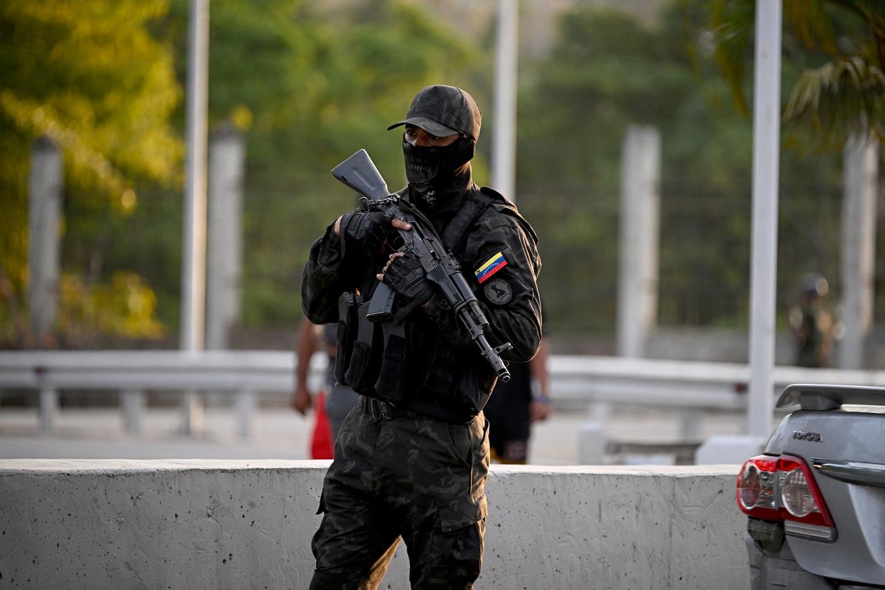 A member the National Guard stands guard at an entrance to Fuerte Tiuna, Venezuela's largest military complex, in Caracas on January 3, 2026, after US forces captured Venezuelan leader Nicolas Maduro. (AFP Photo)