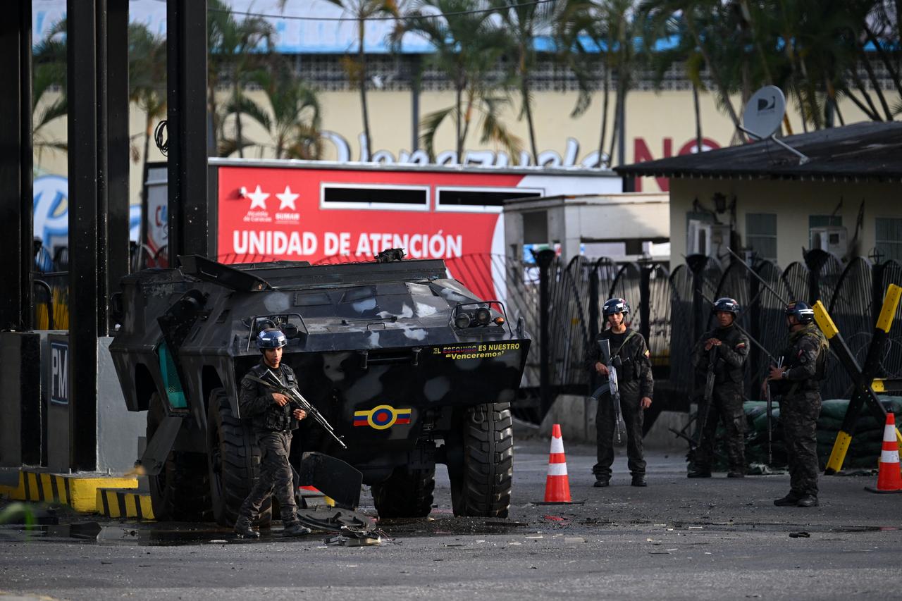 Members of the National Guard stand guard at Fuerte Tiuna, Venezuela's largest military complex, in Caracas on January 3, 2026, after US forces captured Venezuelan leader Nicolas Maduro. (AFP Photo)