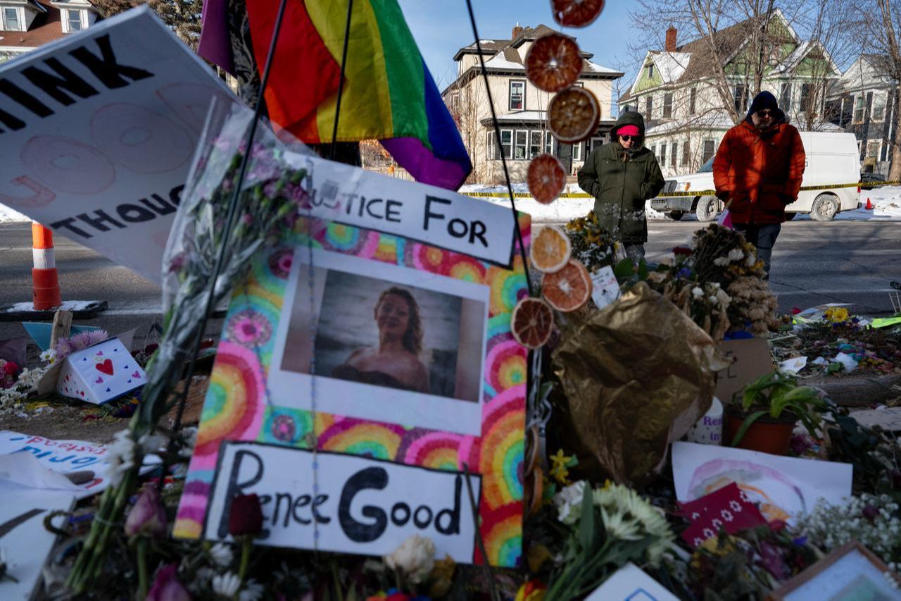 People visit a makeshift memorial for Renee Good on January 26, 2026, who was shot dead by federal agents in Minneapolis, United States, January 7, 2026. (AFP Photo)