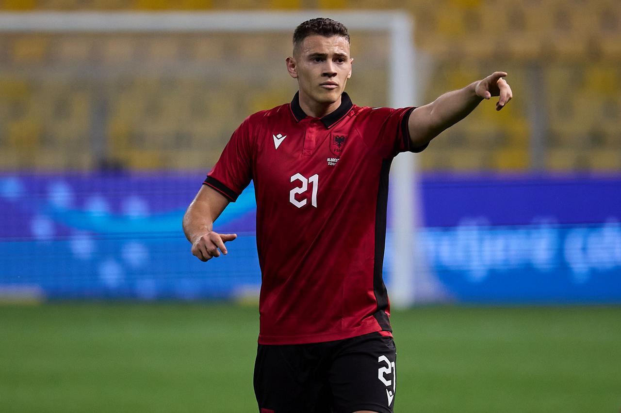 Asllani’s flight cancellation stalls Besiktas transfer talks