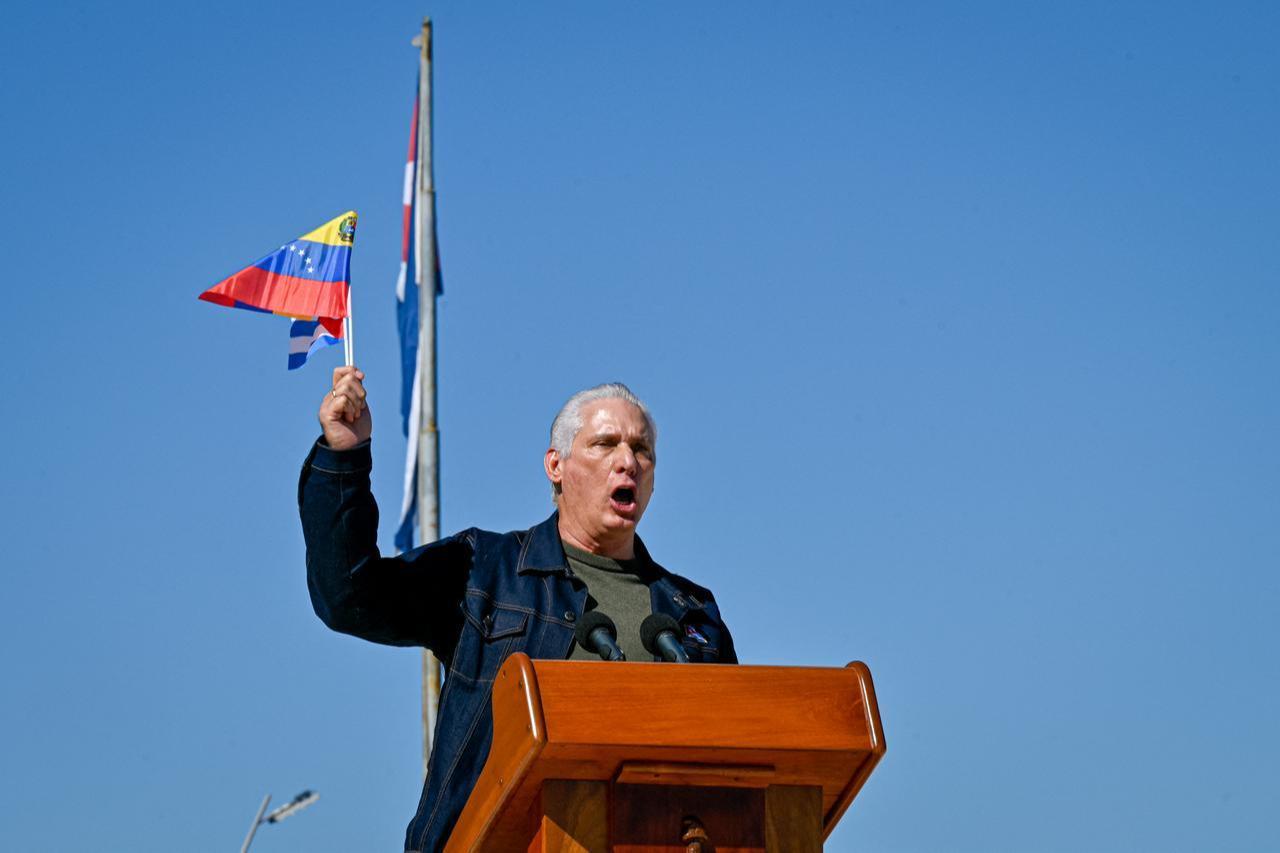 Cubas President Miguel Diaz-Canel delivers a speech as he flutters a Venezuelan national flag in support of Venezuelan leader Nicolas Maduro in Havana, Cuba on Jan. 3, 2026. (AFP Photo)
