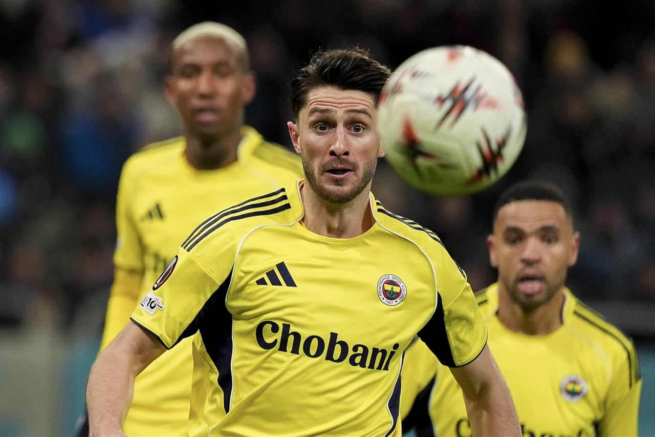 Ismail Yuksek of Fenerbahce in action during the UEFA Europa League Week 8 football match between FCSB and Fenerbahce at National Arena in Bucharest, Romania, Jan. 29, 2026. (AA Photo)