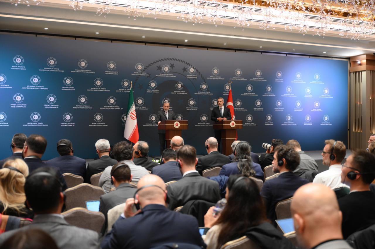 Turkish Foreign Minister Hakan Fidan (R) and Iranian Foreign Minister Abbas Araghchi (L) hold a joint press conference in Istanbul, January 30, 2026. (AA Photo)