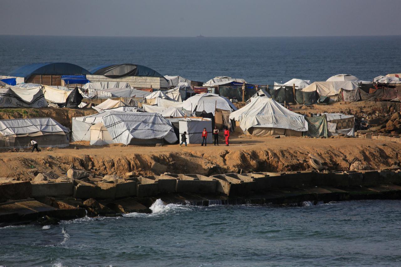 Children play next to the tents, housing displaced Palestinians in the Mawasi area of Khan Yunis, in southern Gaza Strip on January 30, 2026. (AFP Photo)