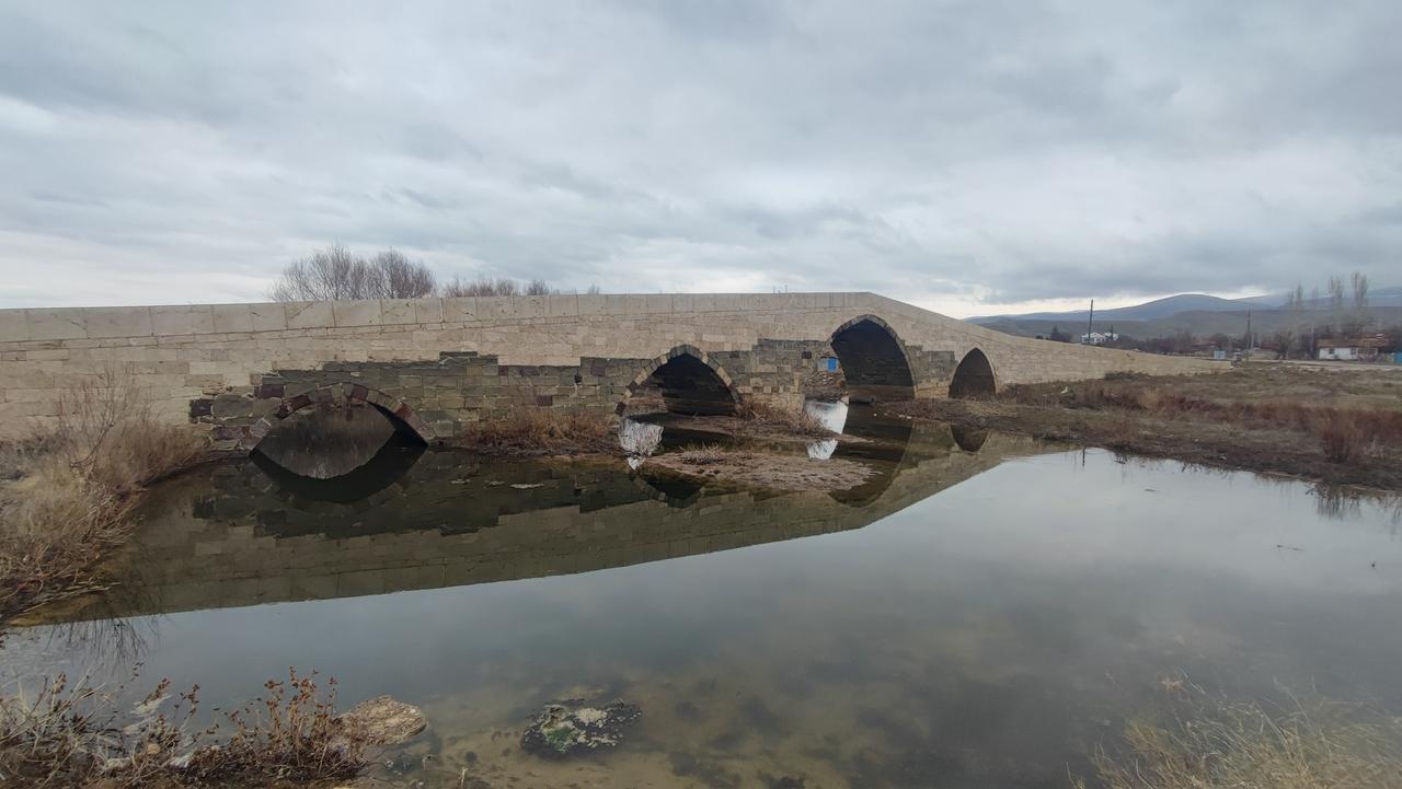 An aerial view shows the Tuzla Bridge connecting rural settlements between Yozgat’s Yerkoy district and Kirsehir’s Cicekdagi district, a role it has played since the Seljuk period, Jan. 27, 2026. (IHA Photo)
