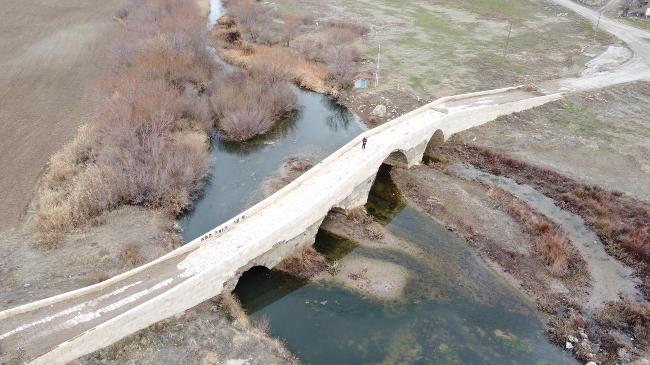 An aerial view shows the Tuzla Bridge connecting rural settlements between Yozgat’s Yerkoy district and Kirsehir’s Cicekdagi district, a role it has played since the Seljuk period, Jan. 27, 2026. (IHA Photo)