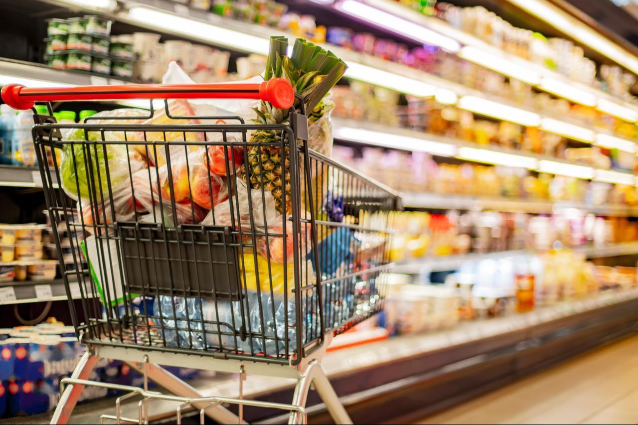 Photo shows a shopping cart with grocery products in a supermarket, accessed on Dec. 19, 2025. (Adobe Stock Photo)