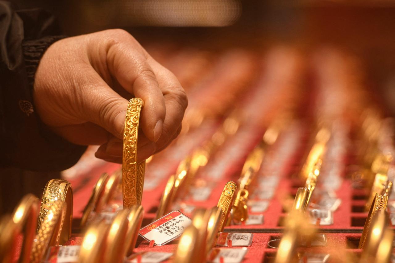 A customer looks at gold jewelry at a gold store in Hangzhou, in China’s eastern Zhejiang province, on January 29, 2026. (AFP Photo)