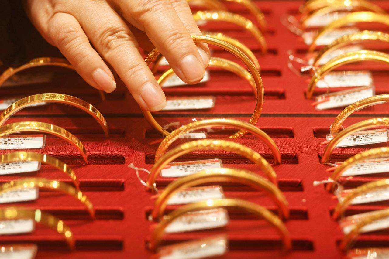 A customer looks at gold jewelry at a gold store in Hangzhou, in China’s eastern Zhejiang province, on January 29, 2026. (AFP Photo)
