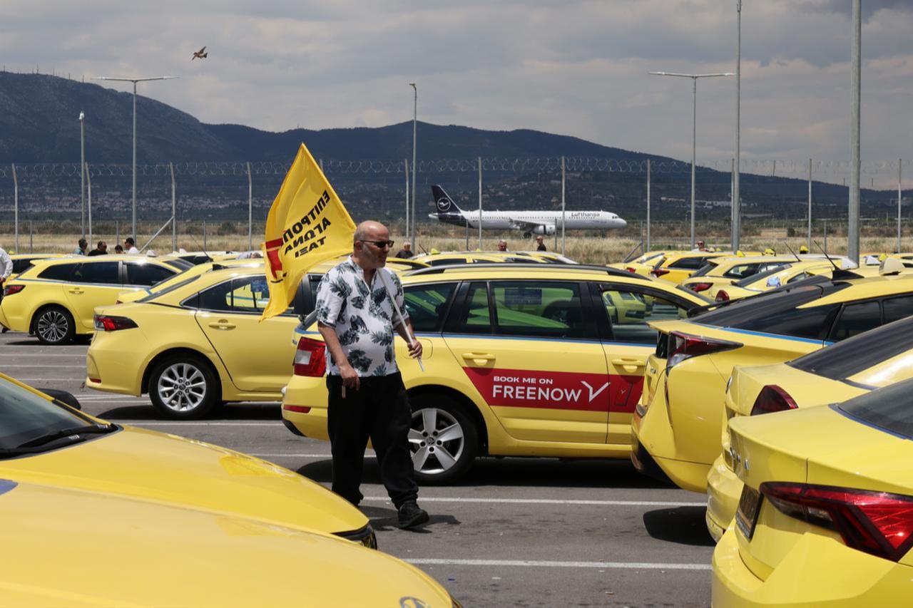 Gridlock in Greece: Taxi unions step up protests against green transition
