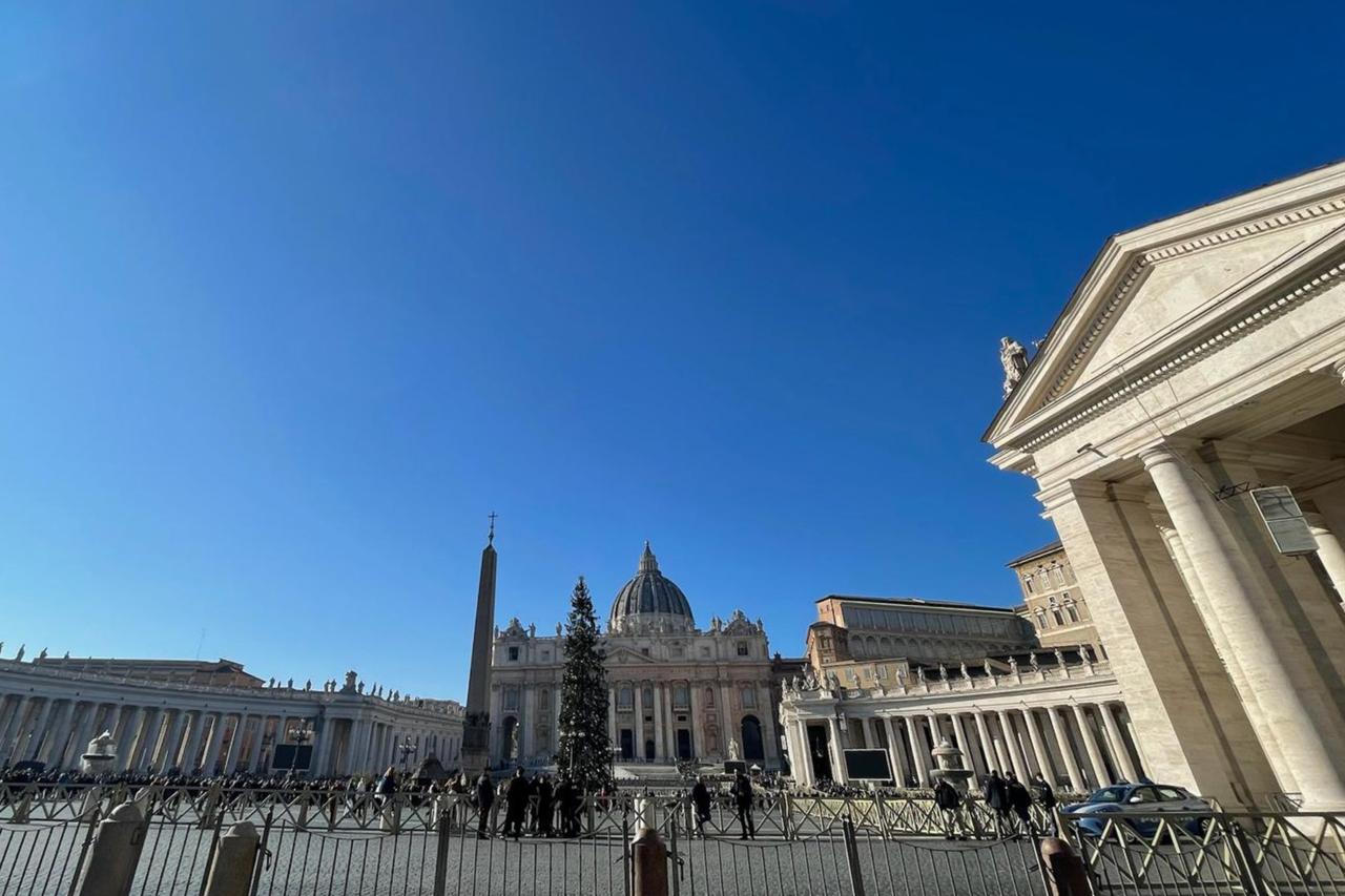 A wide-angle view shows St Peter’s Square, with the basilica, colonnades, and visitors moving through the Vatican under clear skies. (Photo by Koray Erdogan/Türkiye Today)