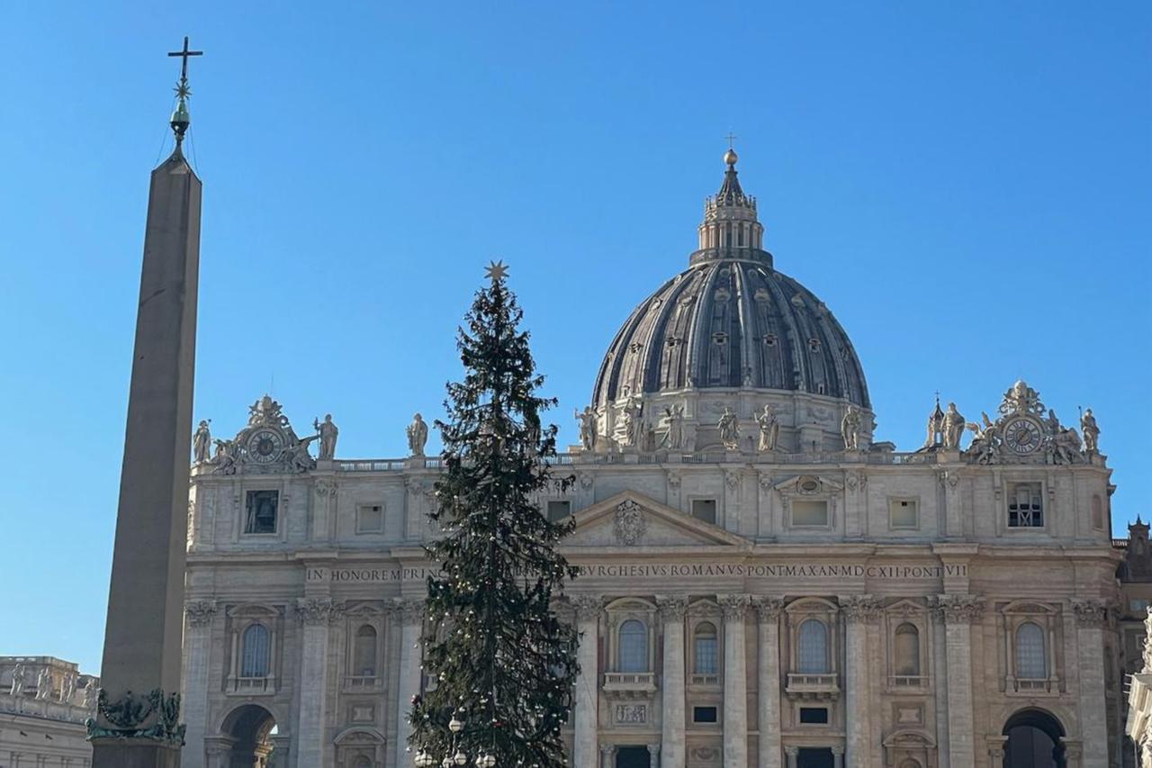 St. Peter’s Basilica and the Vatican obelisk dominate St Peter’s Square as visitors gather near the Christmas tree set up in front of the church. (Photo by Koray Erdogan/Türkiye Today)