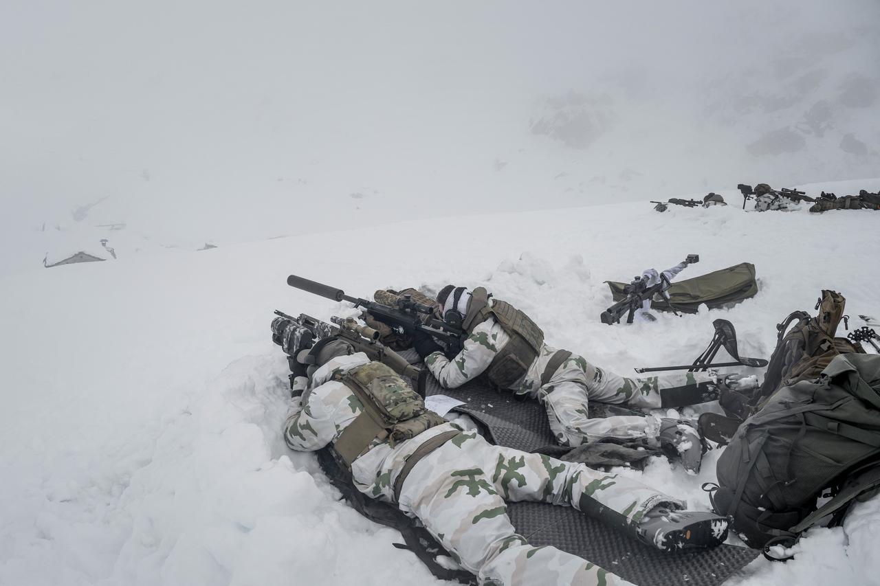 Alpine Hunters take part in a cold-weather exercise in the mountains around Sainte-Foy-Tarentaise, on January 28, 2026. (AFP Photo)