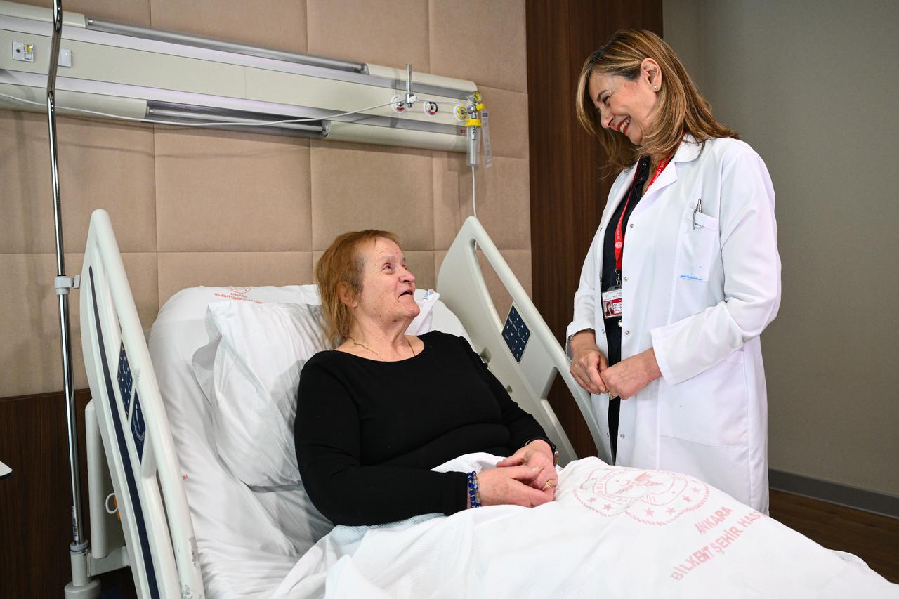 British woman gets sight back after eye surgery in Türkiye