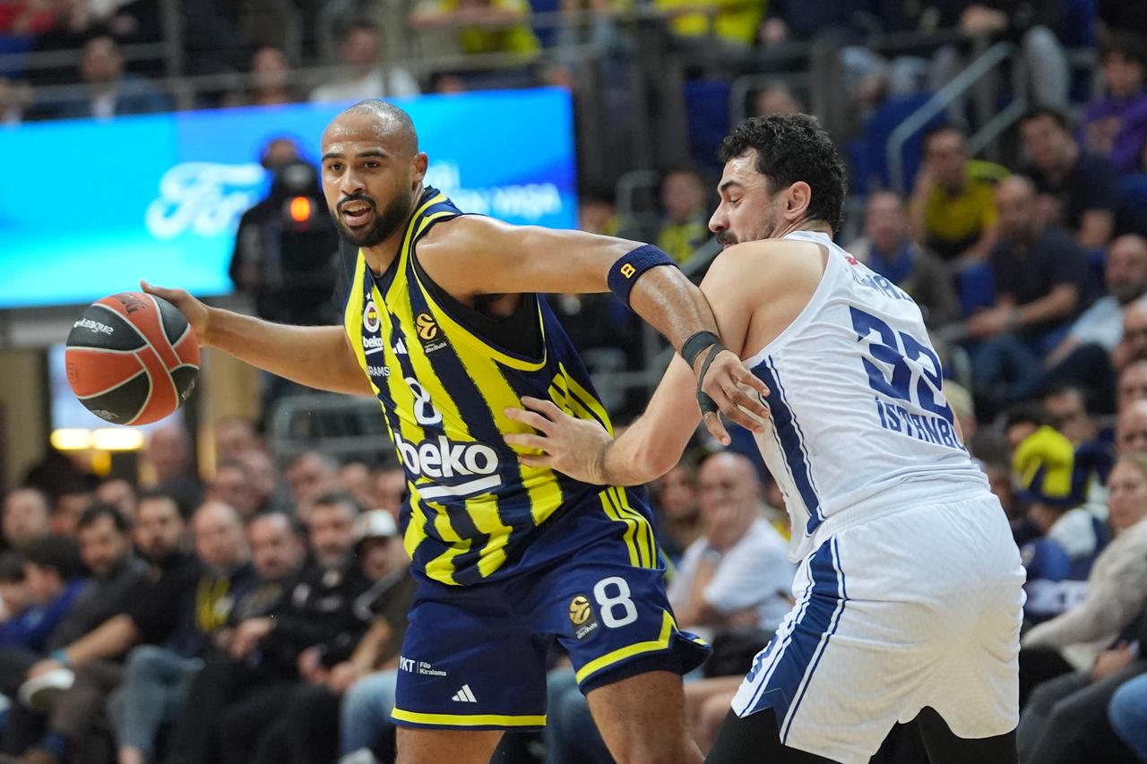 Talen Horton-Tucker (8) of Fenerbahçe Beko drives against Erkan Yilmaz (33) of Anadolu Efes during the EuroLeague Week 25 game at Ülker Sports and Event Hall in Istanbul, Türkiye, Jan. 29, 2026. (AA Photo)
