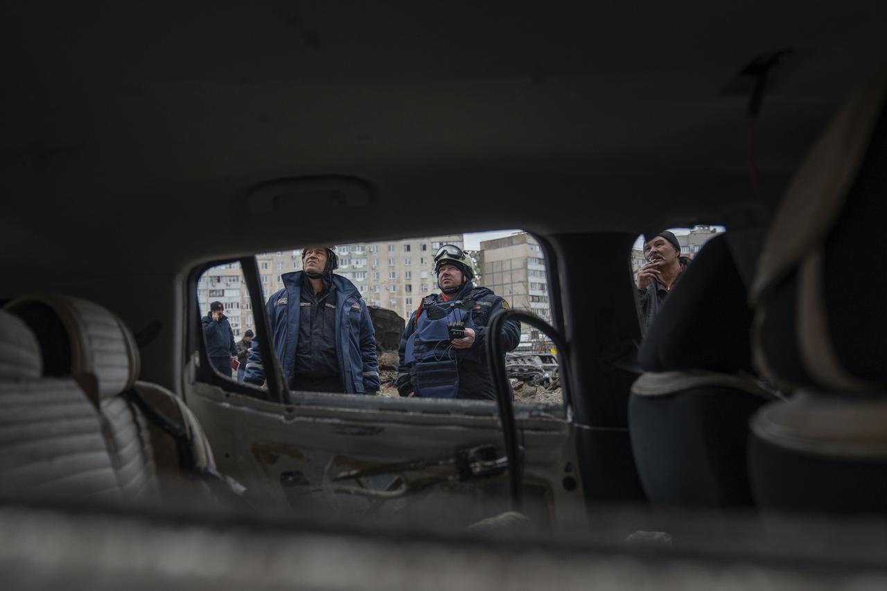 A view of the destruction after the Russian forces attacked the regional center at dawn, hitting the courtyard of a skyscraper in Zaporizhia, Ukraine on January 28, 2026. (AA Photo)