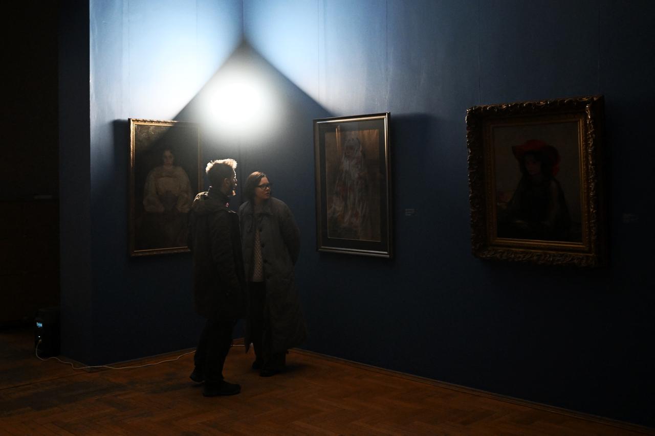 People visit an exhibition during a power outage at the National Art Museum in Kyiv on Jan. 30, 2026. (AFP Photo)