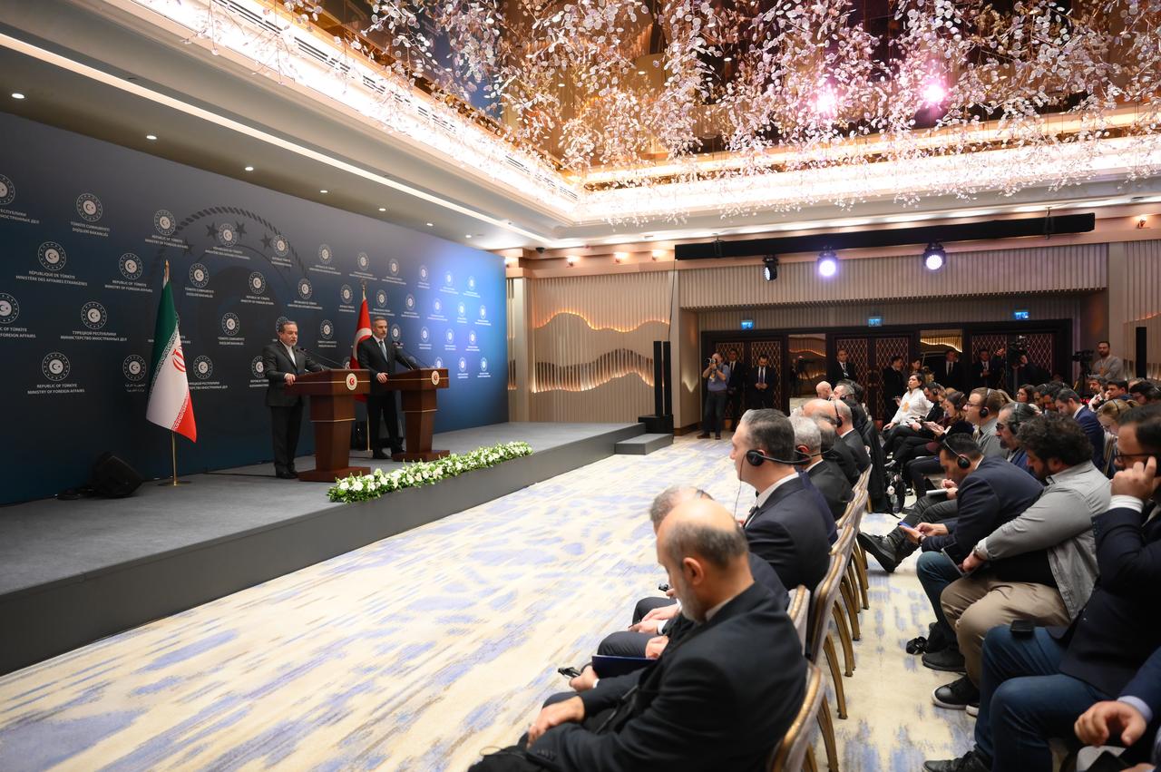 Turkish Foreign Minister Hakan Fidan (R) and Iranian Foreign Minister Abbas Araghchi (L) hold a joint press conference in Istanbul, Türkiye on Jan. 30, 2026. (AA Photo)