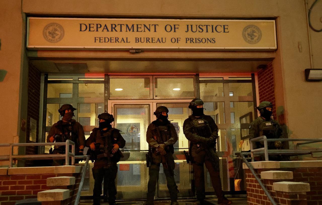 Armed police officers stand in front of the Metropolitan Detention facility in the Brooklyn borough of New York, where ousted president Nicolas Maduro is expected to be held, in New York City, January 3, 2026. (AFP Photo)