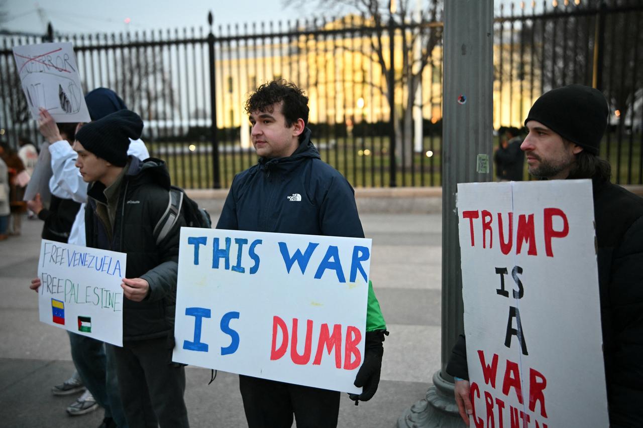Protestors take part in a demonstration against US military action in Venezuela in Lafayette Square in front of the White House in Washington, on January 3, 2026. (AFP Photo)