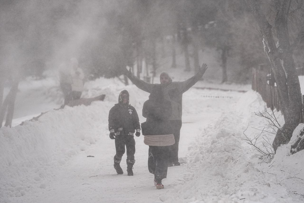 Snowfall disrupts education in parts of Türkiye as authorities suspend classes