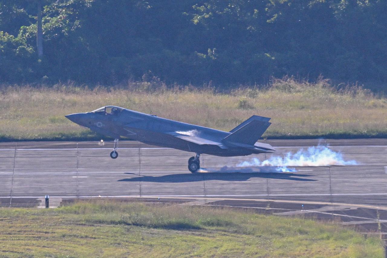 A US military fighter jet lands at José Aponte de la Torre Airport, formerly Roosevelt Roads Naval Station, in Ceiba, Puerto Rico, January 3, 2026. (AFP Photo)