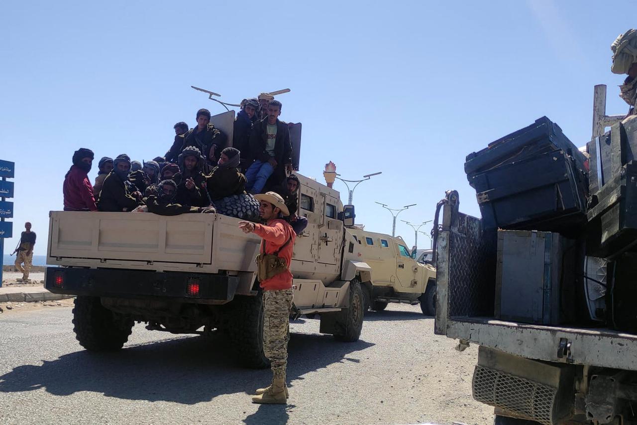 Unauthorized arms transfers in Aden threaten security, Yemeni minister warns