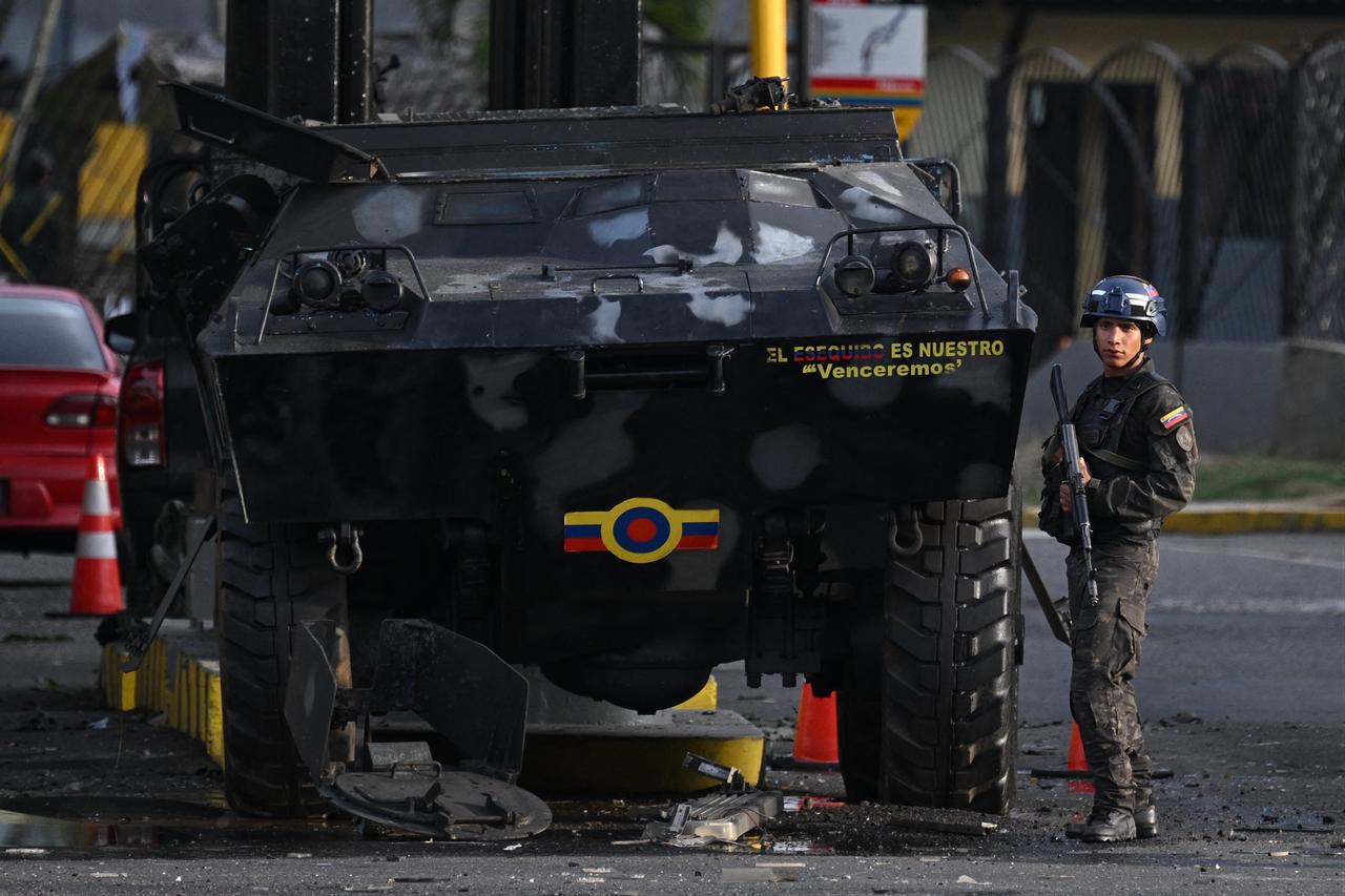 A member of the National Guard stands guard at Fuerte Tiuna, Venezuela's largest military complex, in Caracas on January 3, 2026, after US forces captured Venezuelan leader Nicolas Maduro. (AFP Photo)