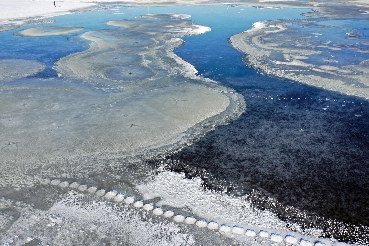 Wetlands hosting birds in Igdir freeze as temperatures drop