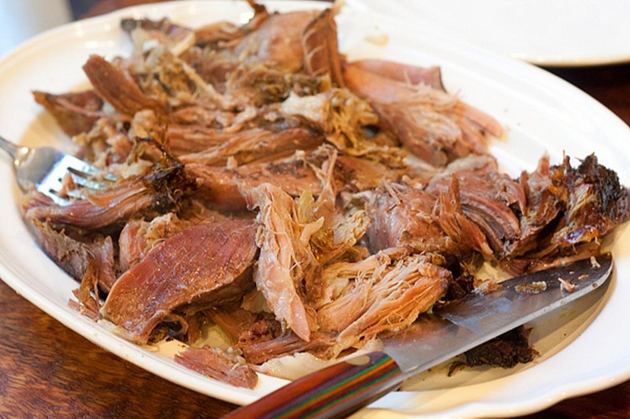 A views of the oglak tandir ─ slow-roasted kid goat prepared with minimal seasoning, baked for several hours until soft and deeply browned. (Photo via Türkiye daily)