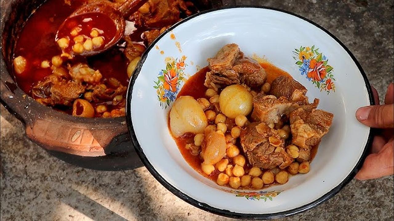 A views of the keci yahni ─ traditional goat stew cooked slowly with pearl onions, garlic, tomato paste, and spices until the meat becomes tender. (Photo via Türkiye daily)