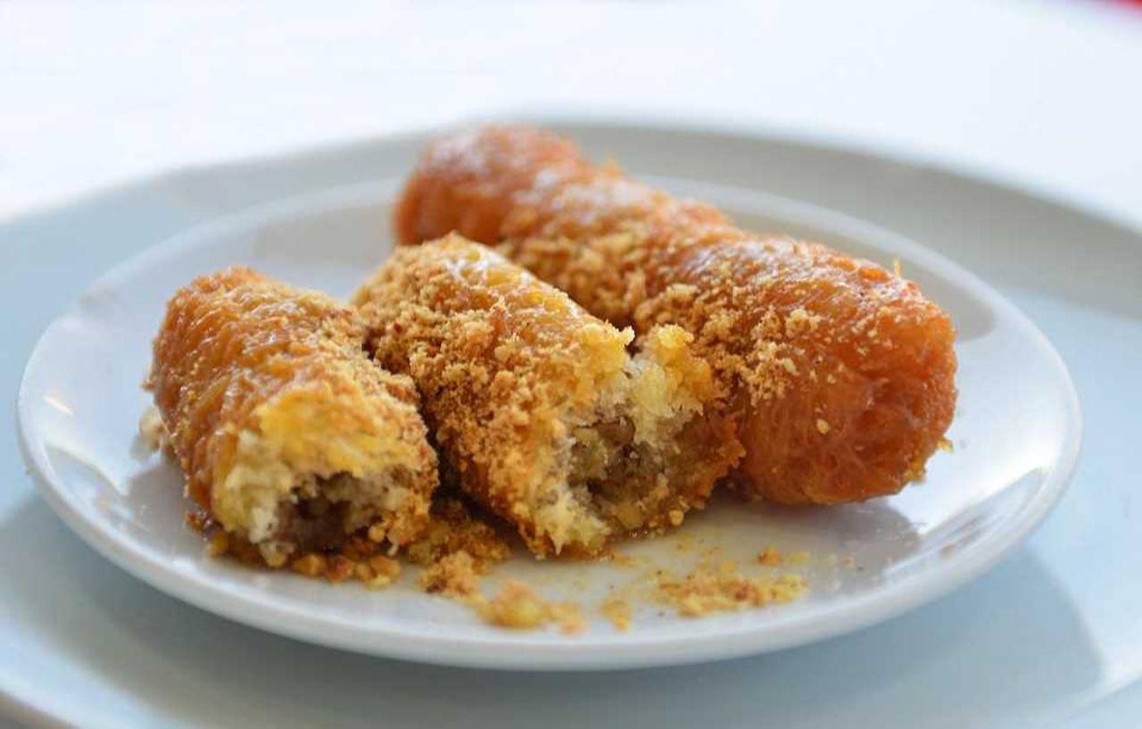 A views of the kadayif dolmasi ─ rolled shredded pastry filled with crushed walnuts, fried until crisp, and soaked in cooled sugar syrup. (Photo via Türkiye daily)