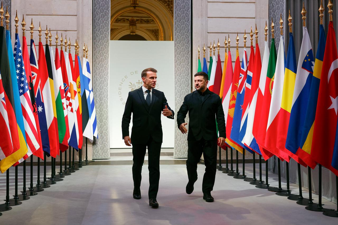 France's President Emmanuel Macron (L) and Ukraine's President Volodymyr Zelenskyy (R) talk as they arrive for the Coalition of the Willing meeting in Paris, at the Elysee Palace on Jan. 6, 2026. (AFP Photo)