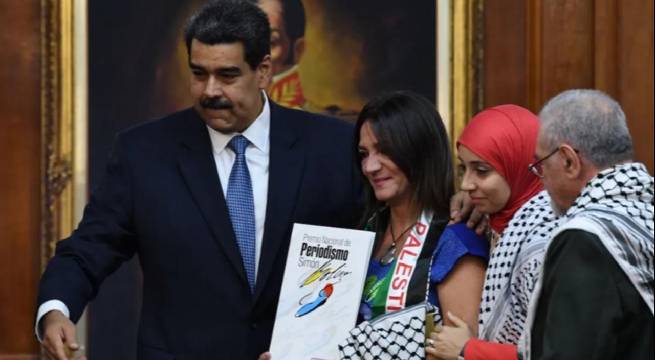 Venezuelan President Nicolas Maduro  poses with members of the Palestinian community living in Venezuela in Caracas on June 27, 2019. ( AFP Photo )