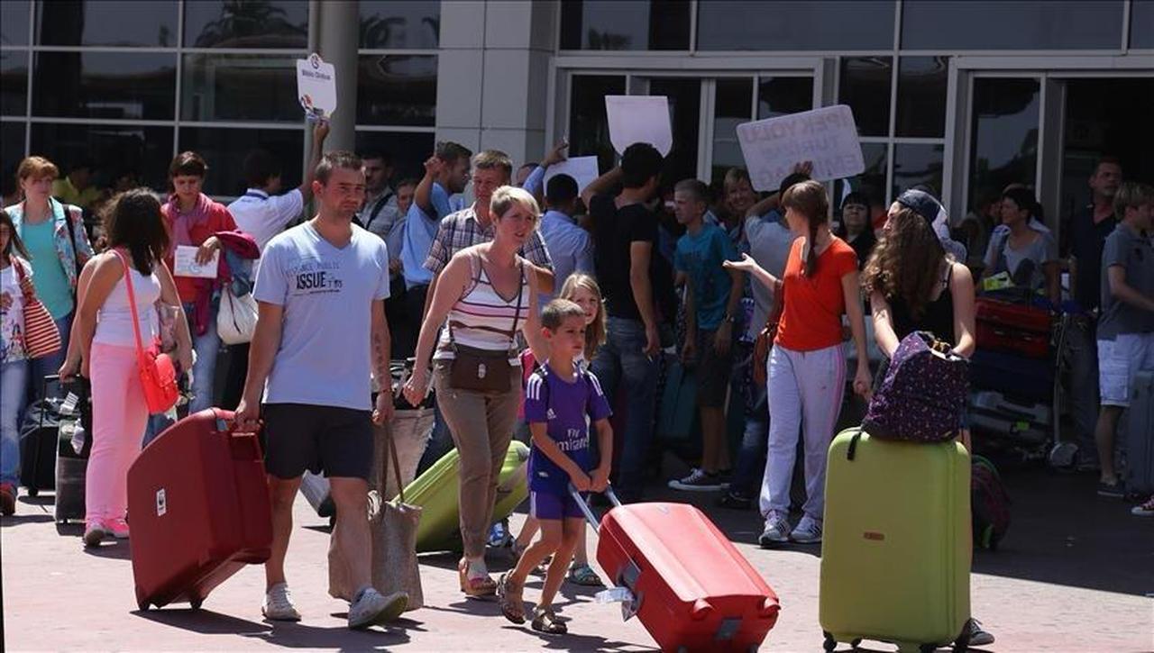 International travelers walk through an airport arrival area, reflecting sustained overseas demand for travel to Türkiye during the holiday season. (Photo via Ministry of Culture and Tourism)