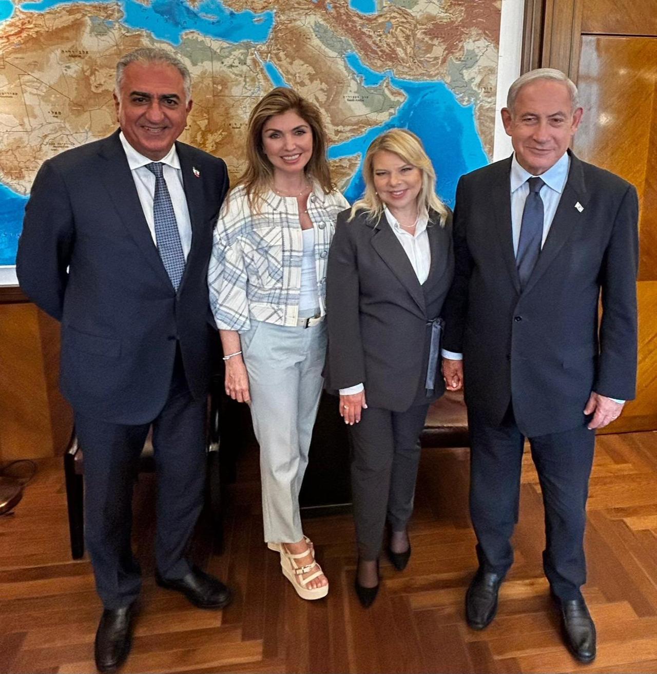 This image captures a meeting between Reza Pahlavi and his wife Yasmine Pahlavi with Israeli prime minister Benjamin Netanyahu and his wife Sara Netanyahu. (Photo via X/ @PahlaviReza)